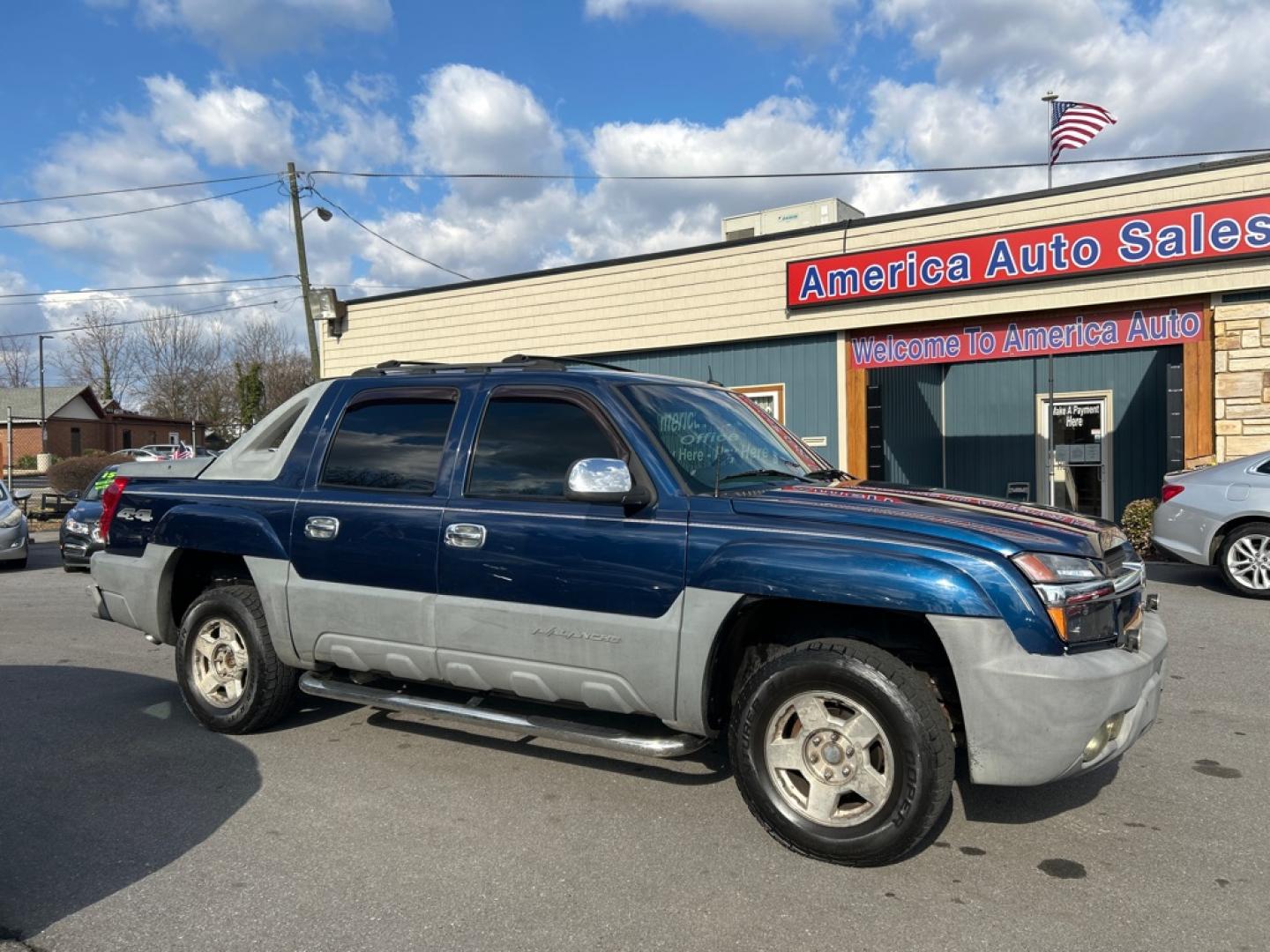 2002 BLUE CHEVROLET AVALANCHE 1500 (3GNEK13T02G) with an 5.3L engine, Automatic transmission, located at 2514 Williamson Rd NE, Roanoke, VA, 24012, (540) 265-7770, 37.294636, -79.936249 - Photo#0