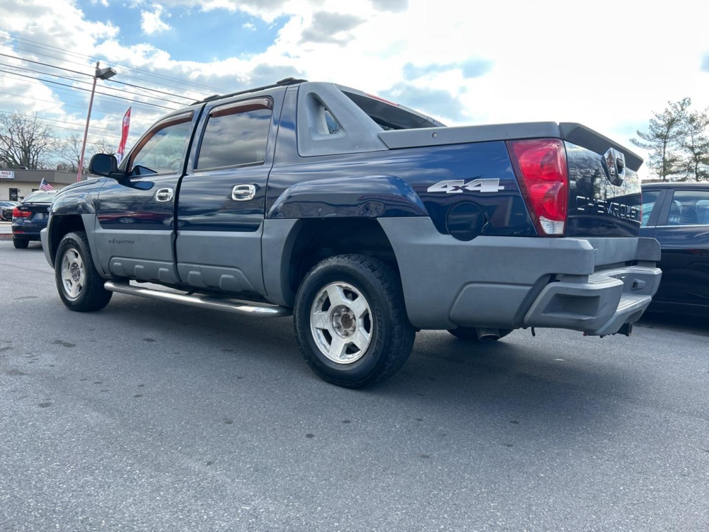 2002 BLUE CHEVROLET AVALANCHE 1500 (3GNEK13T02G) with an 5.3L engine, Automatic transmission, located at 2514 Williamson Rd NE, Roanoke, VA, 24012, (540) 265-7770, 37.294636, -79.936249 - Photo#1