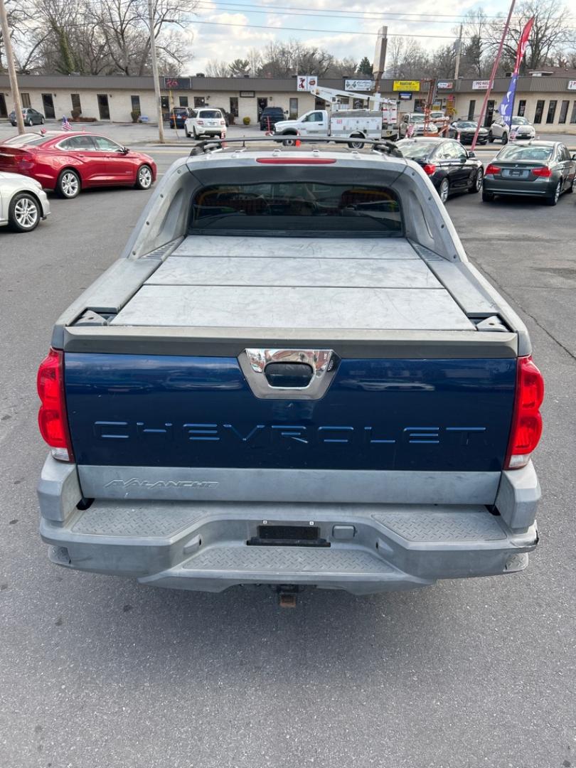 2002 BLUE CHEVROLET AVALANCHE 1500 (3GNEK13T02G) with an 5.3L engine, Automatic transmission, located at 2514 Williamson Rd NE, Roanoke, VA, 24012, (540) 265-7770, 37.294636, -79.936249 - Photo#11