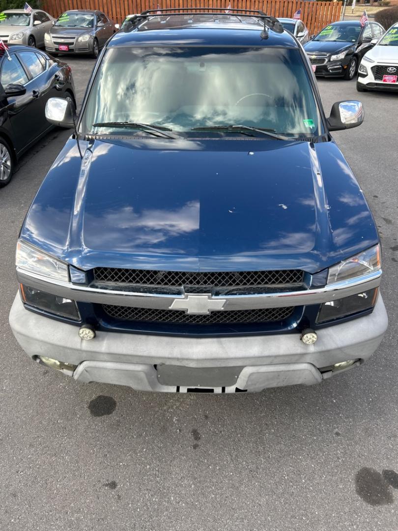 2002 BLUE CHEVROLET AVALANCHE 1500 (3GNEK13T02G) with an 5.3L engine, Automatic transmission, located at 2514 Williamson Rd NE, Roanoke, VA, 24012, (540) 265-7770, 37.294636, -79.936249 - Photo#10