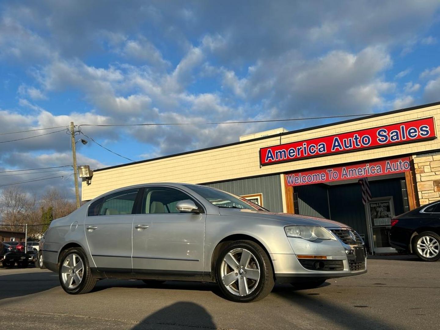 2009 SILVER VOLKSWAGEN PASSAT TURBO (WVWJK73C99P) with an 2.0L engine, Automatic transmission, located at 2514 Williamson Rd NE, Roanoke, VA, 24012, (540) 265-7770, 37.294636, -79.936249 - Photo#0