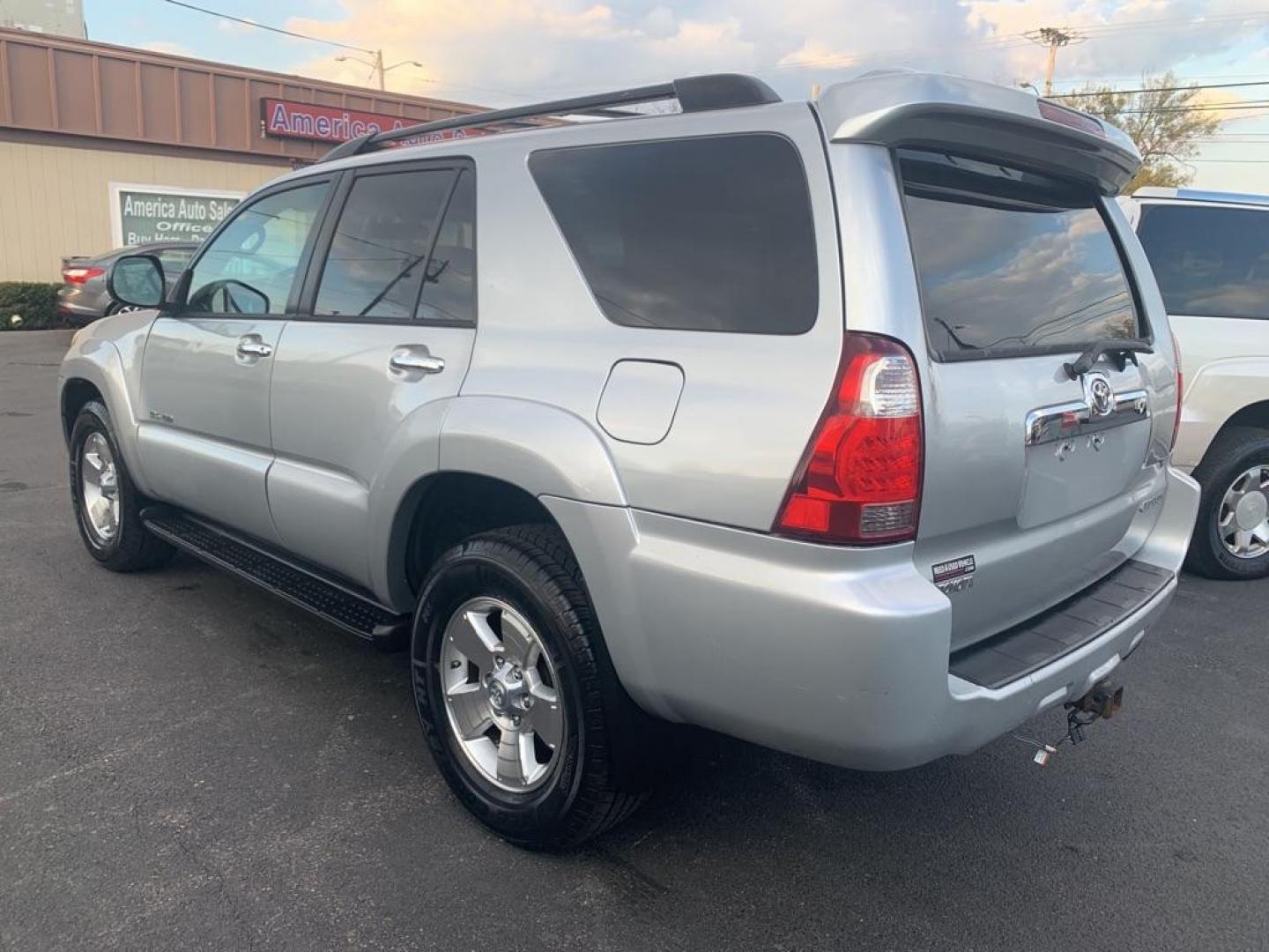 2006 SILVER TOYOTA FOUR RUNNER SR5 (JTEBU14RX68) with an 4.0L engine, Automatic transmission, located at 2514 Williamson Rd NE, Roanoke, VA, 24012, (540) 265-7770, 37.294636, -79.936249 - Photo#3