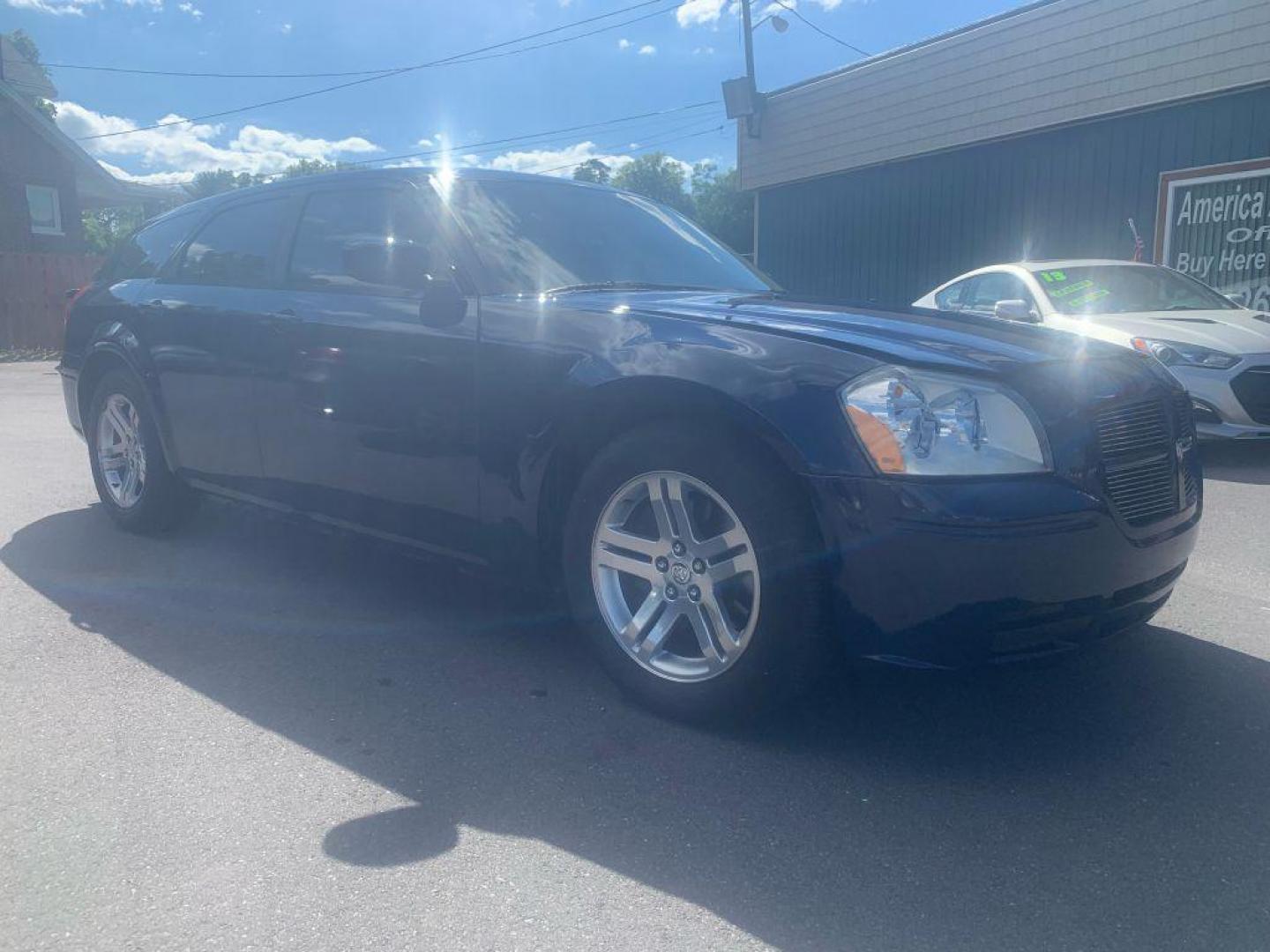 2005 BLUE DODGE MAGNUM R/T (2D8GV58265H) with an 5.7L engine, Automatic transmission, located at 2514 Williamson Rd NE, Roanoke, VA, 24012, (540) 265-7770, 37.294636, -79.936249 - Photo#0