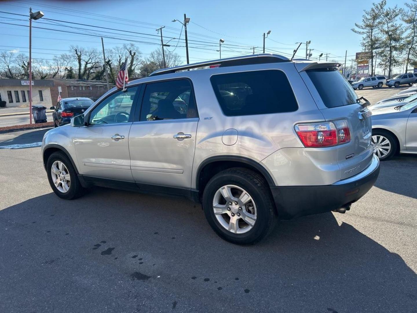 2009 SILVER GMC ACADIA SLT-1 (1GKEV23DX9J) with an 3.6L engine, Automatic transmission, located at 2514 Williamson Rd NE, Roanoke, VA, 24012, (540) 265-7770, 37.294636, -79.936249 - NO CREDIT CHECK FINANCING WITH ONLY $2500 DOWN PAYMENT!!!! Check out our website www.needausedvehicle.com for our No Credit Check/ In House Financing options!! No Credit Check Available!!! In House Financing Available!!! All Clean Title Vehicles (no Salvaged or flooded vehicles ever on our lot)! - Photo#1