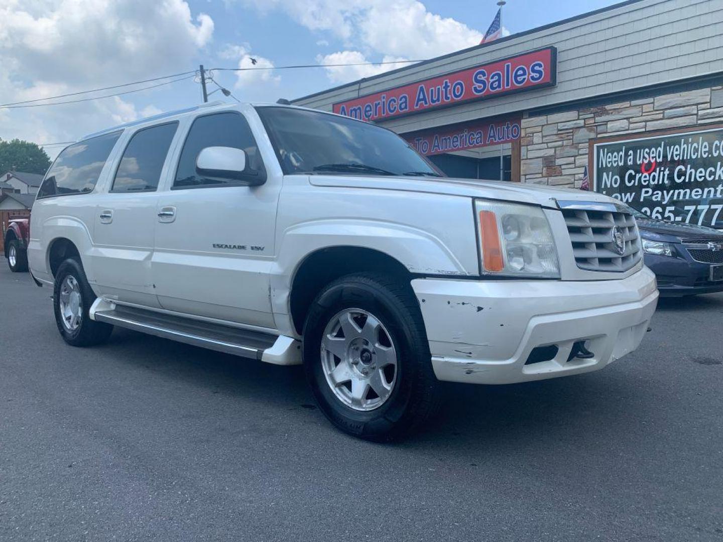 2005 WHITE CADILLAC ESCALADE ESV (3GYFK66N75G) with an 6.0L engine, Automatic transmission, located at 2514 Williamson Rd NE, Roanoke, VA, 24012, (540) 265-7770, 37.294636, -79.936249 - Photo#0