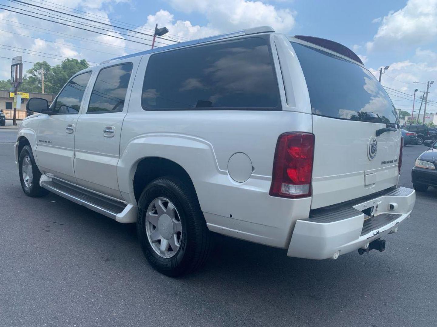 2005 WHITE CADILLAC ESCALADE ESV (3GYFK66N75G) with an 6.0L engine, Automatic transmission, located at 2514 Williamson Rd NE, Roanoke, VA, 24012, (540) 265-7770, 37.294636, -79.936249 - Photo#1