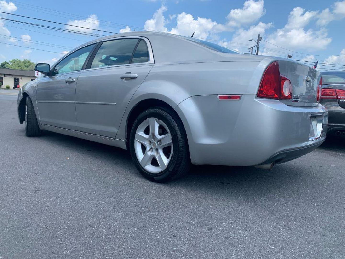 2008 SILVER CHEVROLET MALIBU 1LT (1G1ZH57B58F) with an 2.4L engine, Automatic transmission, located at 2514 Williamson Rd NE, Roanoke, VA, 24012, (540) 265-7770, 37.294636, -79.936249 - Photo#1