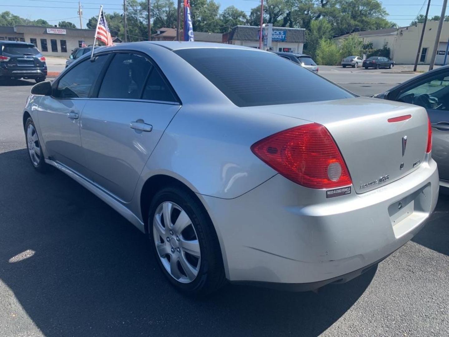 2010 SILVER PONTIAC G6 (1G2ZA5E00A4) with an 2.4L engine, Automatic transmission, located at 2514 Williamson Rd NE, Roanoke, VA, 24012, (540) 265-7770, 37.294636, -79.936249 - Photo#3