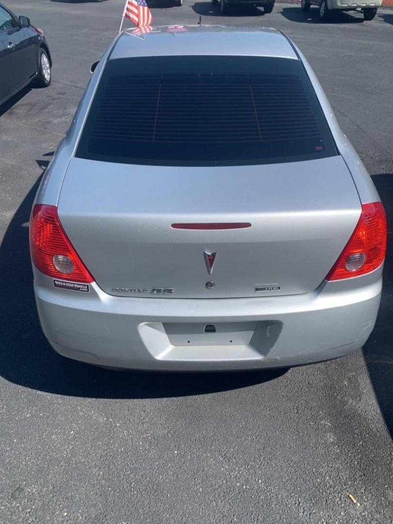 2010 SILVER PONTIAC G6 (1G2ZA5E00A4) with an 2.4L engine, Automatic transmission, located at 2514 Williamson Rd NE, Roanoke, VA, 24012, (540) 265-7770, 37.294636, -79.936249 - Photo#4