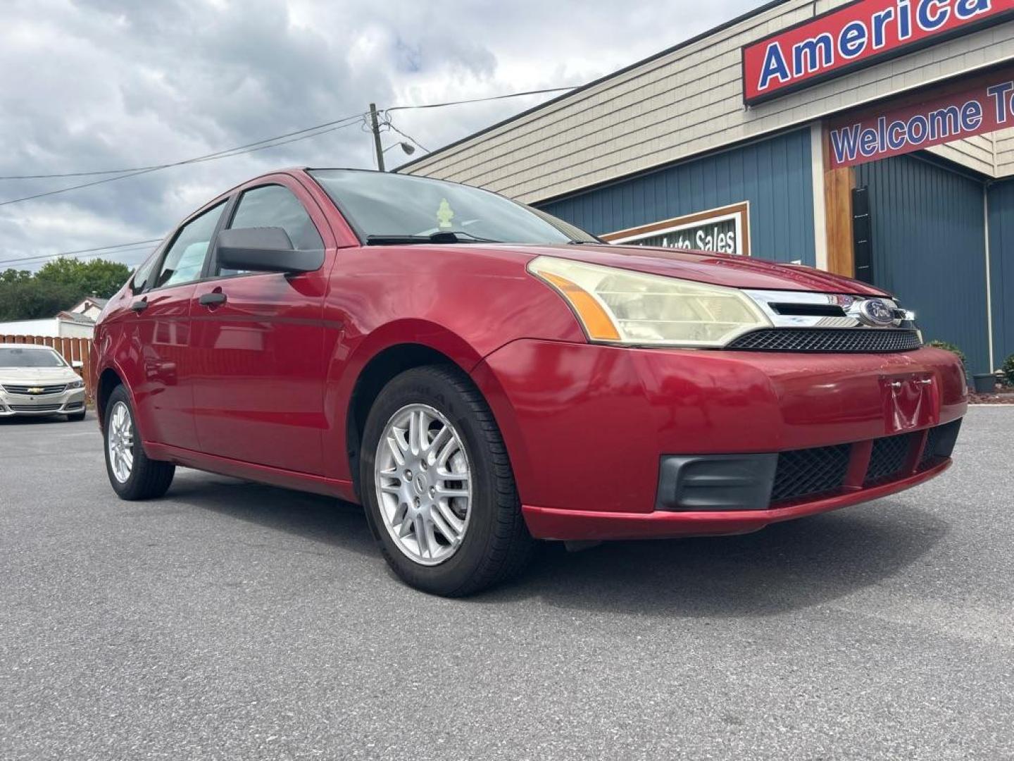 2011 RED FORD FOCUS SE (1FAHP3FN1BW) with an 2.0L engine, Automatic transmission, located at 2514 Williamson Rd NE, Roanoke, VA, 24012, (540) 265-7770, 37.294636, -79.936249 - Photo#0