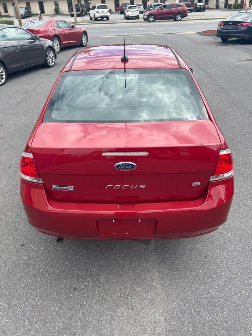 2011 RED FORD FOCUS SE (1FAHP3FN1BW) with an 2.0L engine, Automatic transmission, located at 2514 Williamson Rd NE, Roanoke, VA, 24012, (540) 265-7770, 37.294636, -79.936249 - Photo#9