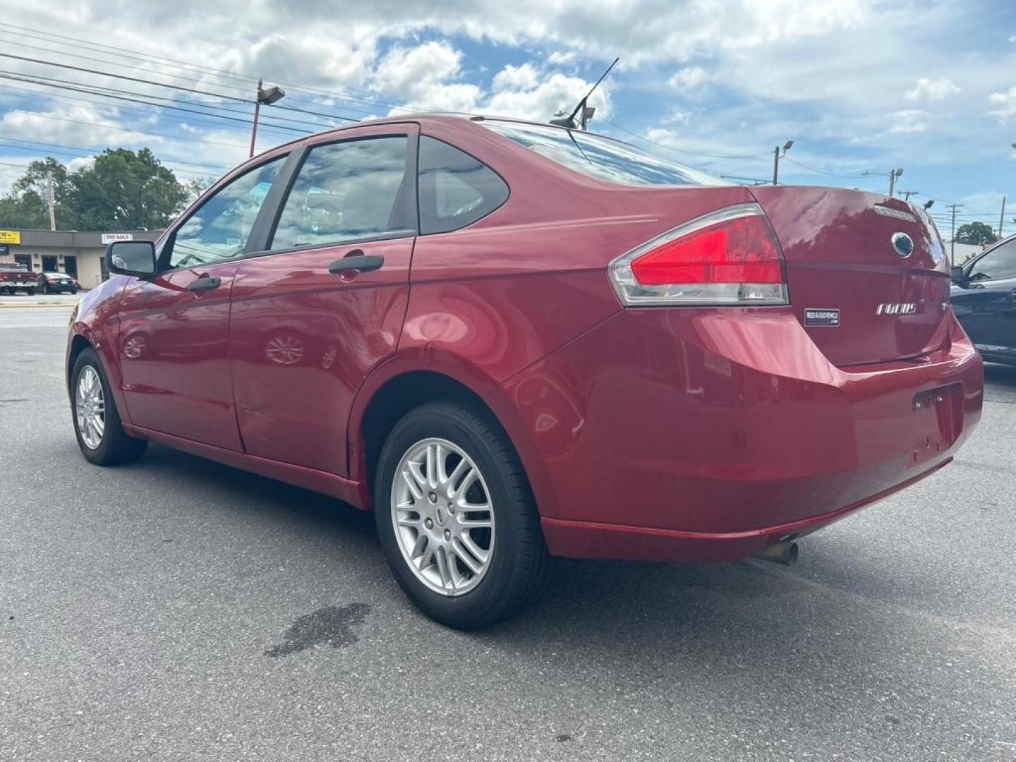 2011 RED FORD FOCUS SE (1FAHP3FN1BW) with an 2.0L engine, Automatic transmission, located at 2514 Williamson Rd NE, Roanoke, VA, 24012, (540) 265-7770, 37.294636, -79.936249 - Photo#1