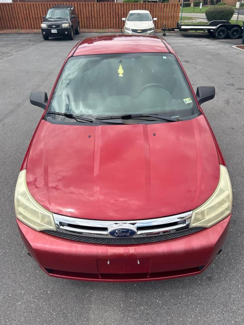 2011 RED FORD FOCUS SE (1FAHP3FN1BW) with an 2.0L engine, Automatic transmission, located at 2514 Williamson Rd NE, Roanoke, VA, 24012, (540) 265-7770, 37.294636, -79.936249 - Photo#8