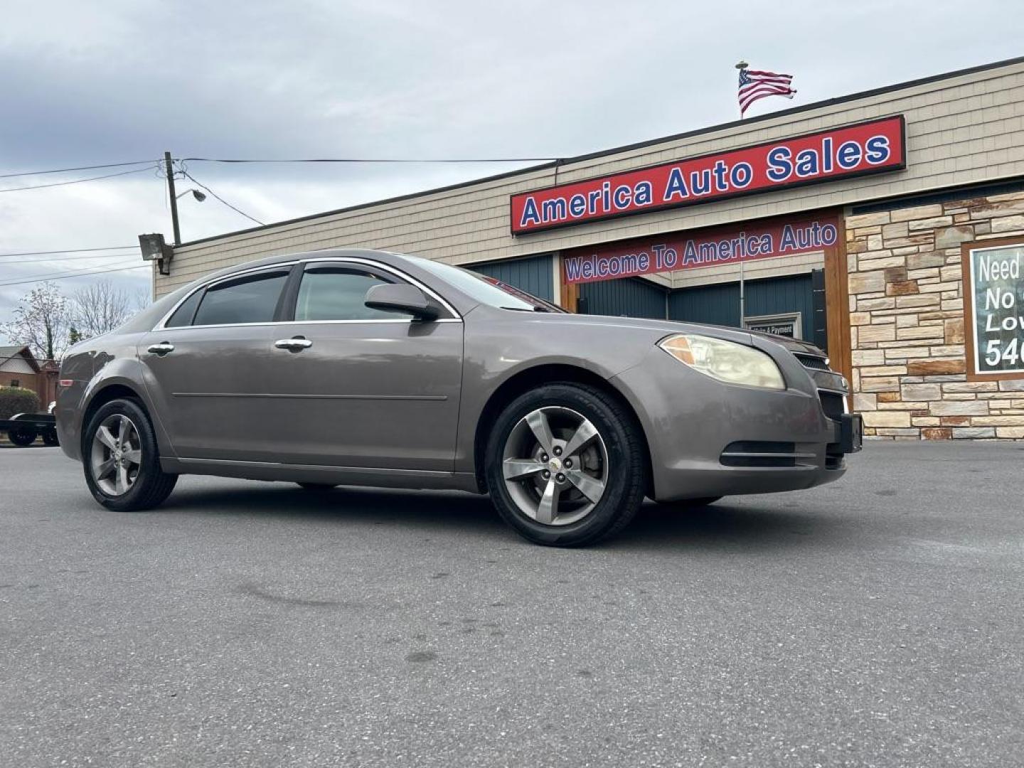 2012 BROWN CHEVROLET MALIBU 1LT (1G1ZC5E0XCF) with an 2.4L engine, Automatic transmission, located at 2514 Williamson Rd NE, Roanoke, VA, 24012, (540) 265-7770, 37.294636, -79.936249 - Photo#0