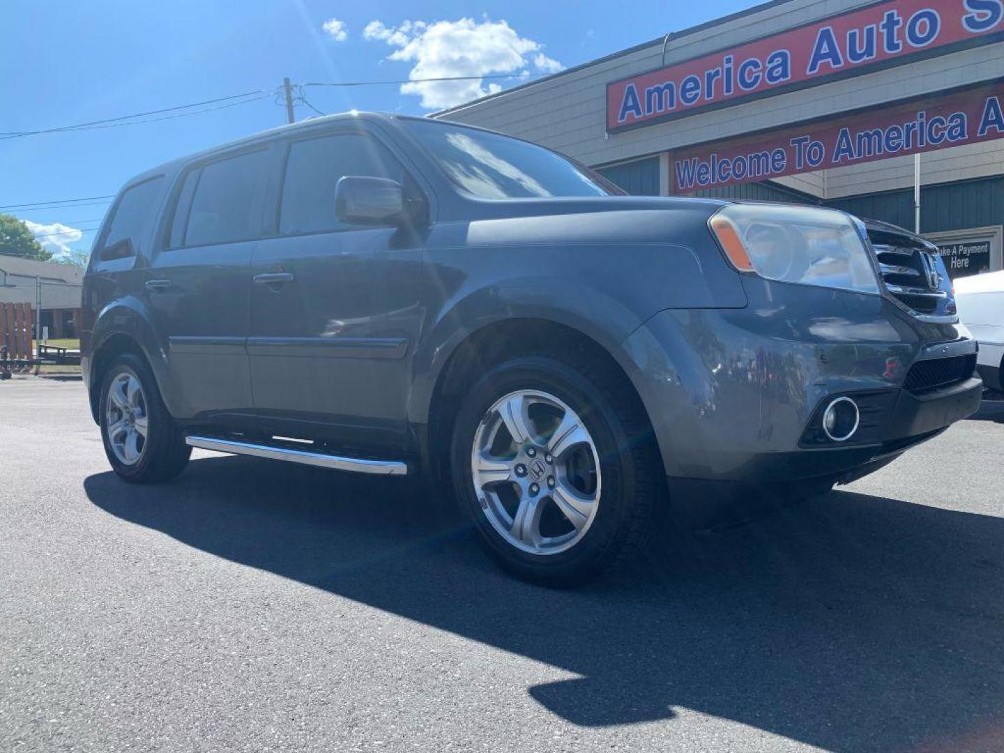 2012 GRAY HONDA PILOT EX (5FNYF4H48CB) with an 3.5L engine, Automatic transmission, located at 2514 Williamson Rd NE, Roanoke, VA, 24012, (540) 265-7770, 37.294636, -79.936249 - Photo#0