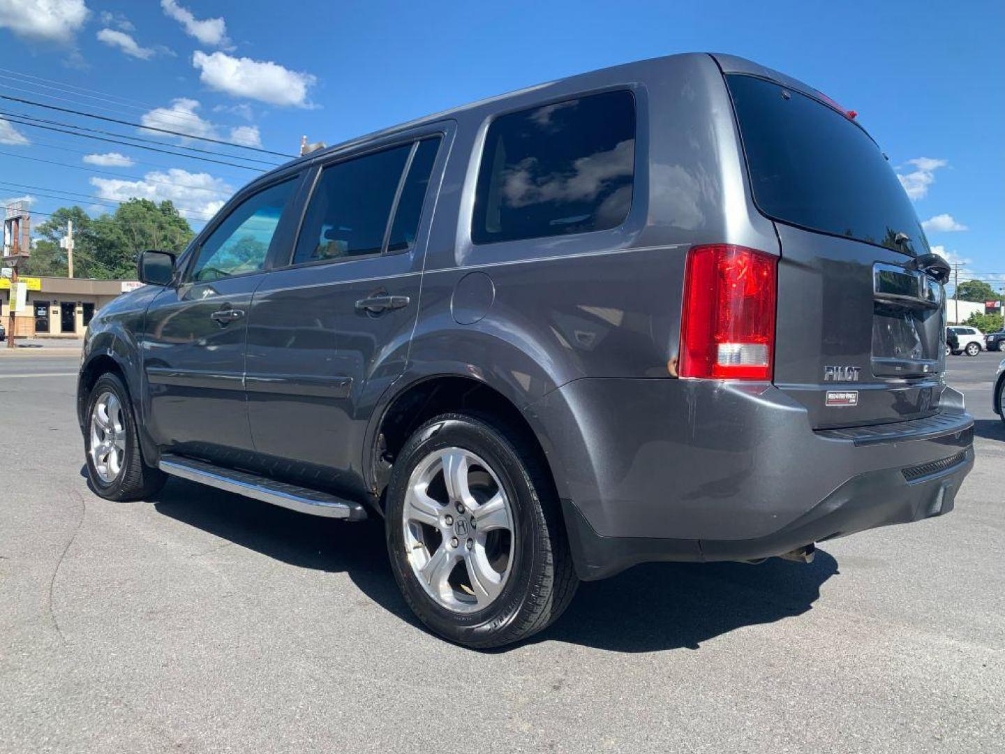 2012 GRAY HONDA PILOT EX (5FNYF4H48CB) with an 3.5L engine, Automatic transmission, located at 2514 Williamson Rd NE, Roanoke, VA, 24012, (540) 265-7770, 37.294636, -79.936249 - Photo#1