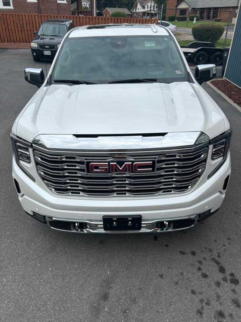 2023 WHITE GMC SIERRA 1500 DENALI (1GTUUGEL3PZ) with an 6.2L engine, Automatic transmission, located at 2514 Williamson Rd NE, Roanoke, VA, 24012, (540) 265-7770, 37.294636, -79.936249 - ********* CASH ONLY PRICE OF $78,000 (NOT INCLUDING SALES TAX, TAGS, TITLING, AND PROCESSING FEE)******** ******** VEHICLE SHOWN BY APPOINTMENT ONLY ********** This 2023 Sierra Denali 6.2L is still in new condition. - Photo#12