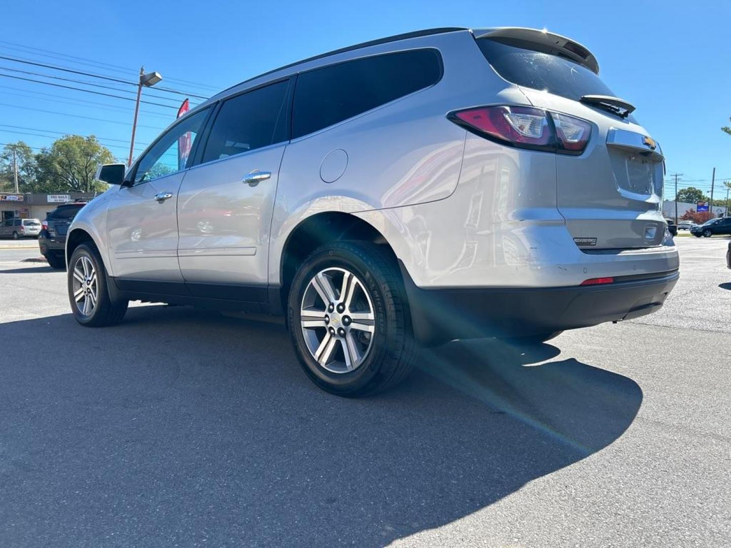 2016 SILVER CHEVROLET TRAVERSE LT (1GNKRHKD6GJ) with an 3.6L engine, Automatic transmission, located at 2514 Williamson Rd NE, Roanoke, VA, 24012, (540) 265-7770, 37.294636, -79.936249 - NO CREDIT CHECK FINANCING WITH ONLY $2500 DOWN PAYMENT!!!! Check out our website www.needausedvehicle.com for our No Credit Check/ In House Financing options!! No Credit Check Available!!! In House Financing Available!!! All Clean Title Vehicles (no Salvaged or flooded vehicles ever on our lot)! - Photo#1