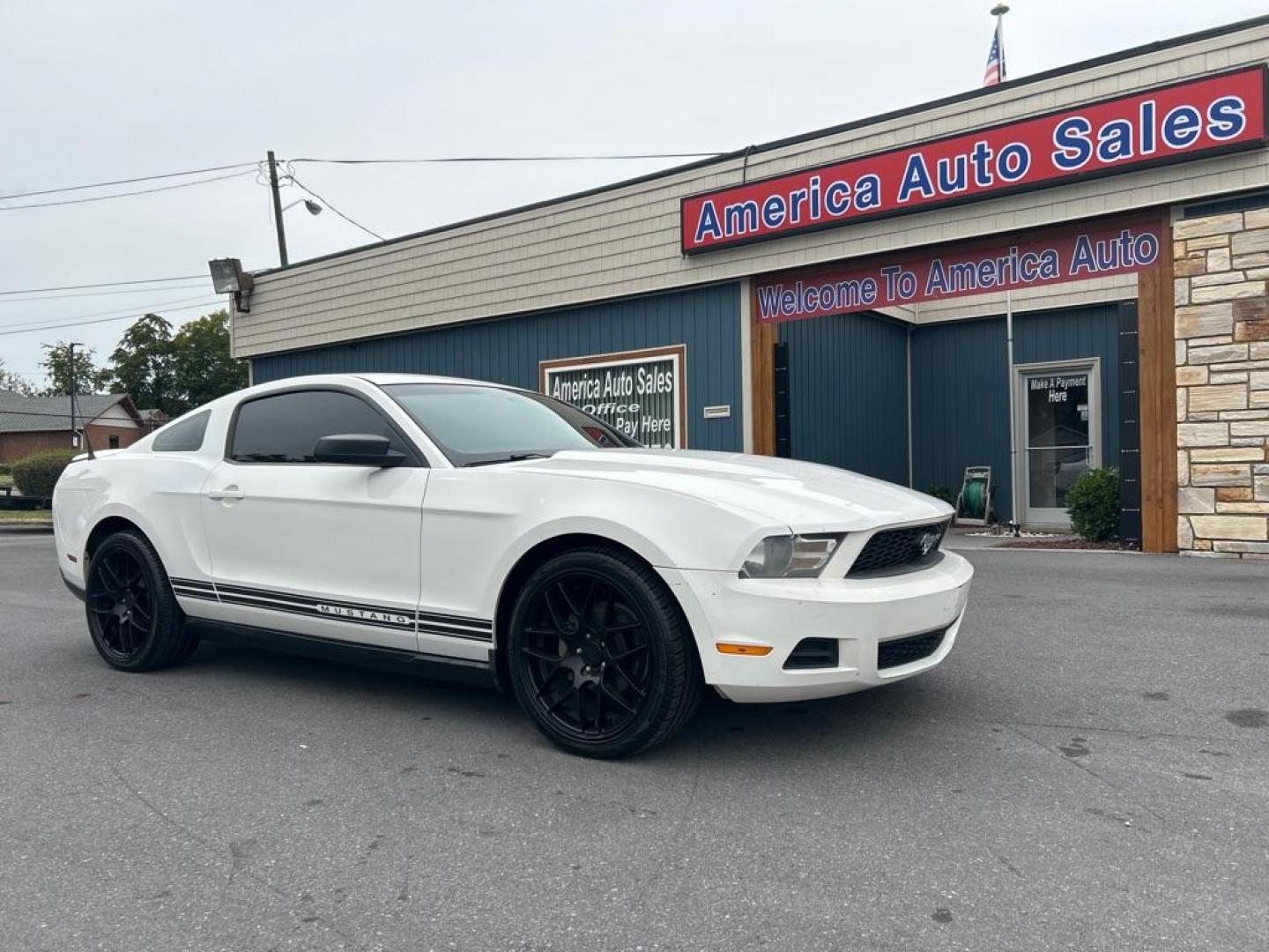 2010 WHITE FORD MUSTANG COUPE (1ZVBP8AN7A5) with an 4.0L engine, 5-Speed Manual transmission, located at 2514 Williamson Rd NE, Roanoke, VA, 24012, (540) 265-7770, 37.294636, -79.936249 - Photo#0