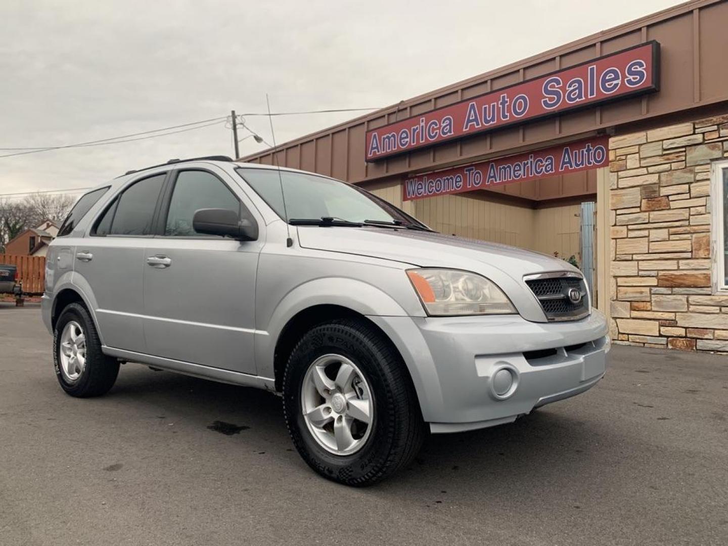 2006 SILVER KIA SORENTO EX (KNDJC733665) with an 3.5L engine, Automatic transmission, located at 2514 Williamson Rd NE, Roanoke, VA, 24012, (540) 265-7770, 37.294636, -79.936249 - Photo#0