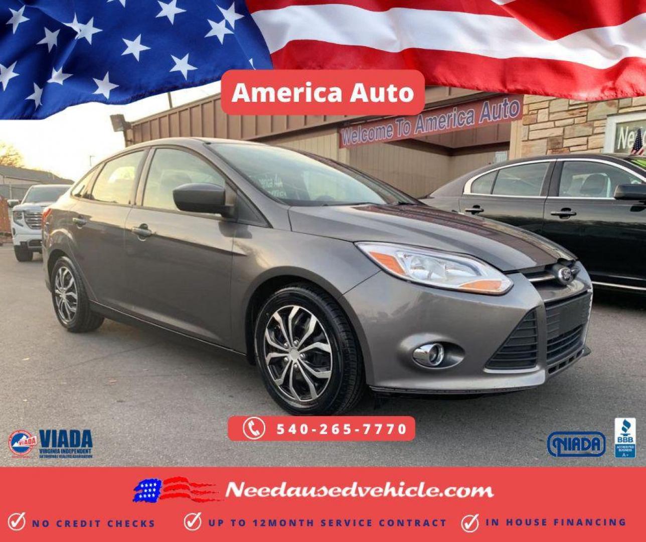 2012 GRAY FORD FOCUS SE (1FAHP3F26CL) with an 2.0L engine, Automatic transmission, located at 2514 Williamson Rd NE, Roanoke, VA, 24012, (540) 265-7770, 37.294636, -79.936249 - Photo#0