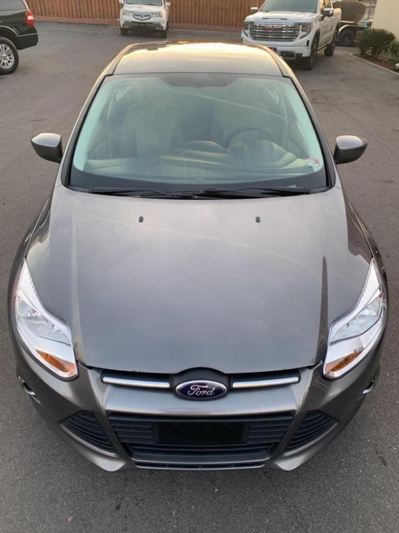 2012 GRAY FORD FOCUS SE (1FAHP3F26CL) with an 2.0L engine, Automatic transmission, located at 2514 Williamson Rd NE, Roanoke, VA, 24012, (540) 265-7770, 37.294636, -79.936249 - Photo#2