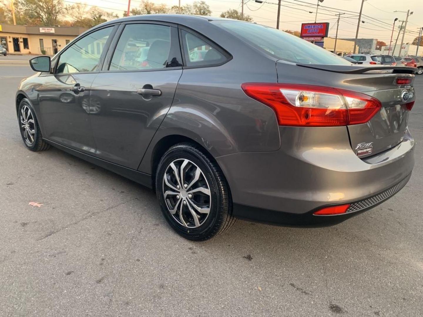 2012 GRAY FORD FOCUS SE (1FAHP3F26CL) with an 2.0L engine, Automatic transmission, located at 2514 Williamson Rd NE, Roanoke, VA, 24012, (540) 265-7770, 37.294636, -79.936249 - Photo#3