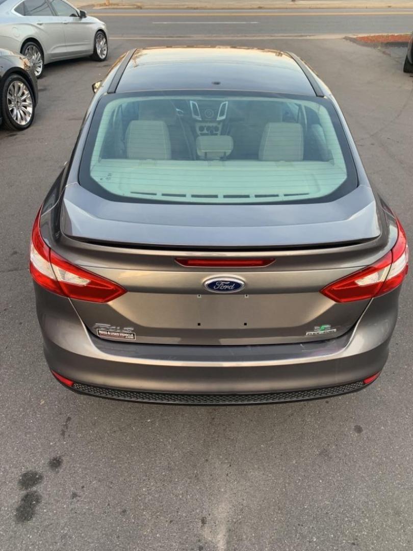 2012 GRAY FORD FOCUS SE (1FAHP3F26CL) with an 2.0L engine, Automatic transmission, located at 2514 Williamson Rd NE, Roanoke, VA, 24012, (540) 265-7770, 37.294636, -79.936249 - Photo#4