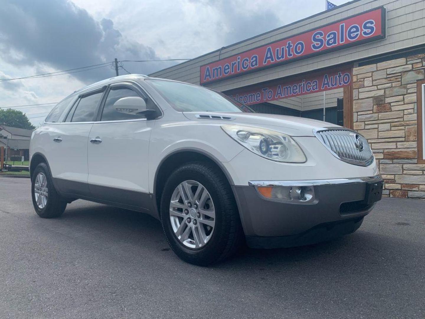 2008 WHITE BUICK ENCLAVE CX (5GAER13728J) with an 3.6L engine, Automatic transmission, located at 2514 Williamson Rd NE, Roanoke, VA, 24012, (540) 265-7770, 37.294636, -79.936249 - Photo#0