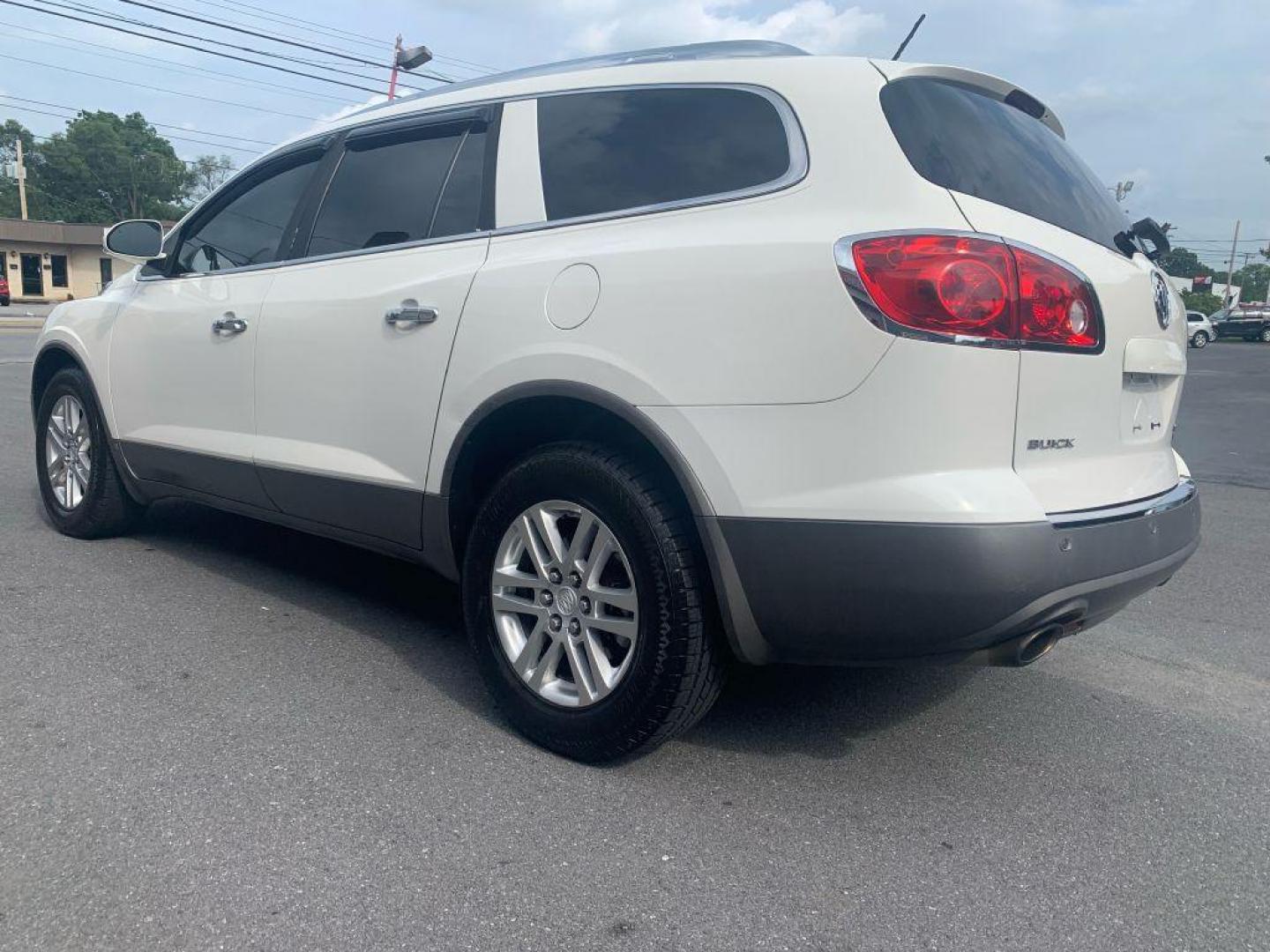 2008 WHITE BUICK ENCLAVE CX (5GAER13728J) with an 3.6L engine, Automatic transmission, located at 2514 Williamson Rd NE, Roanoke, VA, 24012, (540) 265-7770, 37.294636, -79.936249 - Photo#1