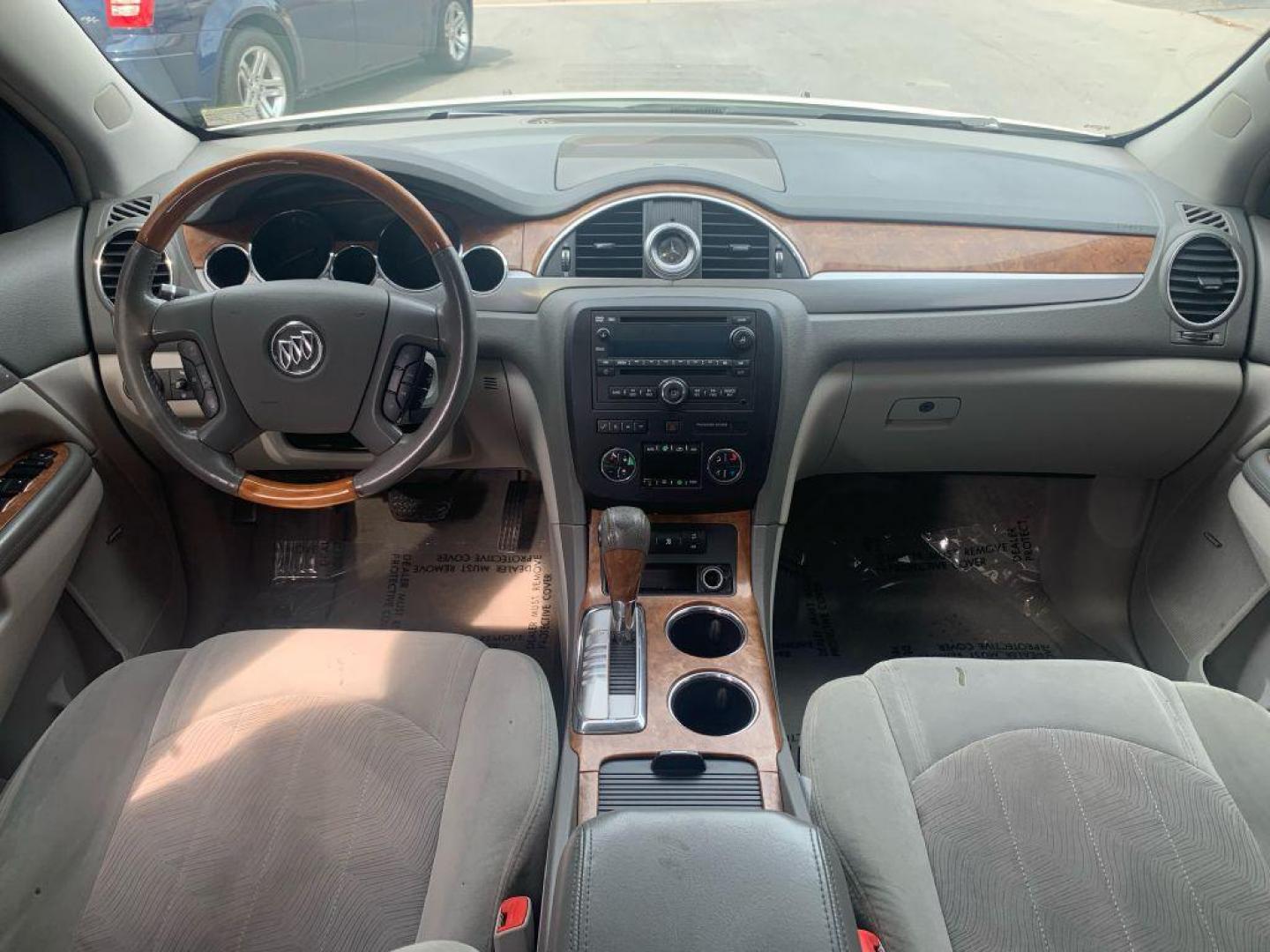 2008 WHITE BUICK ENCLAVE CX (5GAER13728J) with an 3.6L engine, Automatic transmission, located at 2514 Williamson Rd NE, Roanoke, VA, 24012, (540) 265-7770, 37.294636, -79.936249 - Photo#4