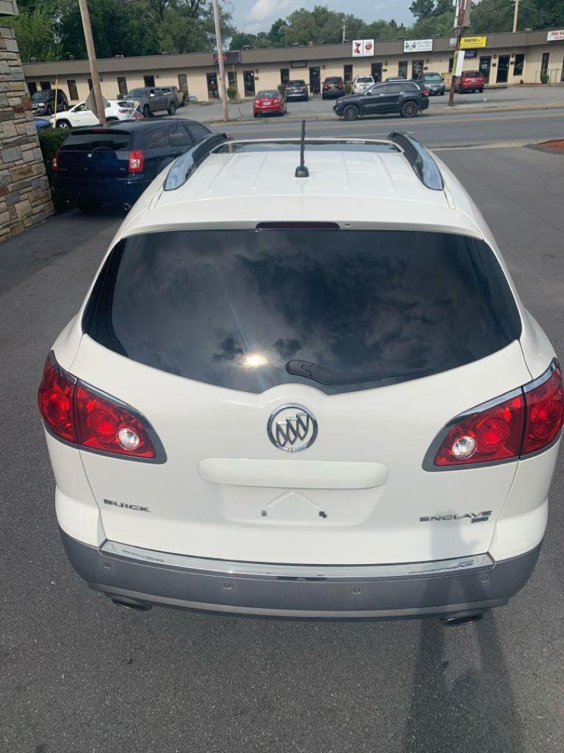 2008 WHITE BUICK ENCLAVE CX (5GAER13728J) with an 3.6L engine, Automatic transmission, located at 2514 Williamson Rd NE, Roanoke, VA, 24012, (540) 265-7770, 37.294636, -79.936249 - Photo#13