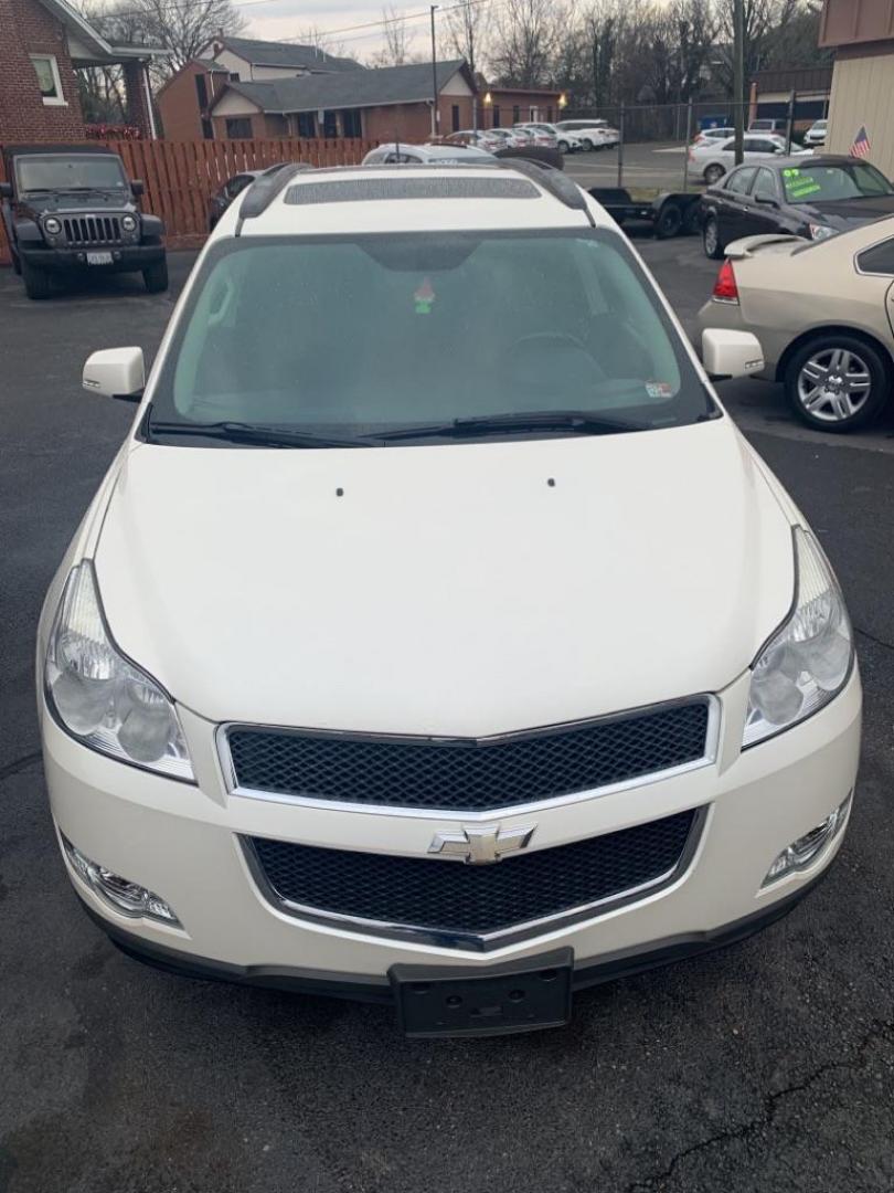 2012 WHITE CHEVROLET TRAVERSE LT (1GNKRGED9CJ) with an 3.6L engine, Automatic transmission, located at 2514 Williamson Rd NE, Roanoke, VA, 24012, (540) 265-7770, 37.294636, -79.936249 - Photo#2