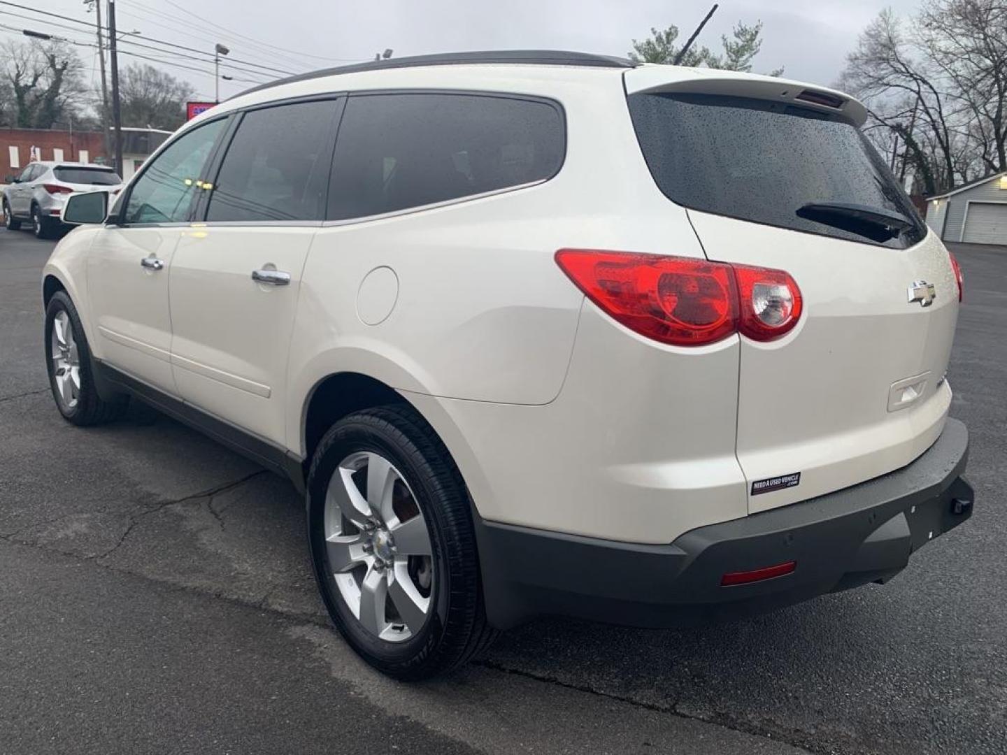 2012 WHITE CHEVROLET TRAVERSE LT (1GNKRGED9CJ) with an 3.6L engine, Automatic transmission, located at 2514 Williamson Rd NE, Roanoke, VA, 24012, (540) 265-7770, 37.294636, -79.936249 - Photo#3