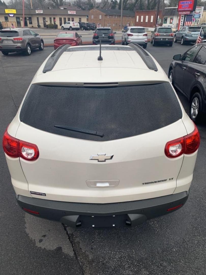 2012 WHITE CHEVROLET TRAVERSE LT (1GNKRGED9CJ) with an 3.6L engine, Automatic transmission, located at 2514 Williamson Rd NE, Roanoke, VA, 24012, (540) 265-7770, 37.294636, -79.936249 - Photo#4