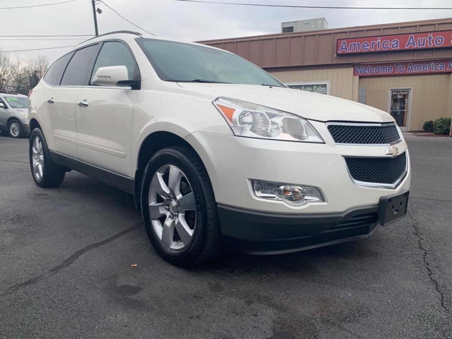 2012 WHITE CHEVROLET TRAVERSE LT (1GNKRGED9CJ) with an 3.6L engine, Automatic transmission, located at 2514 Williamson Rd NE, Roanoke, VA, 24012, (540) 265-7770, 37.294636, -79.936249 - Photo#1