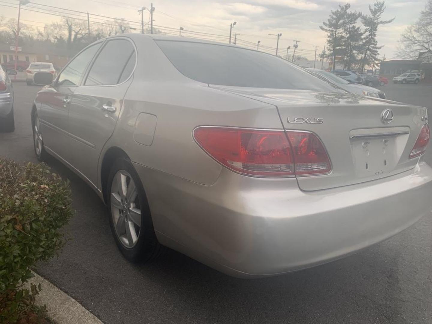 2005 SILVER LEXUS ES 330 (JTHBA30G255) with an 3.3L engine, Automatic transmission, located at 2514 Williamson Rd NE, Roanoke, VA, 24012, (540) 265-7770, 37.294636, -79.936249 - Photo#3