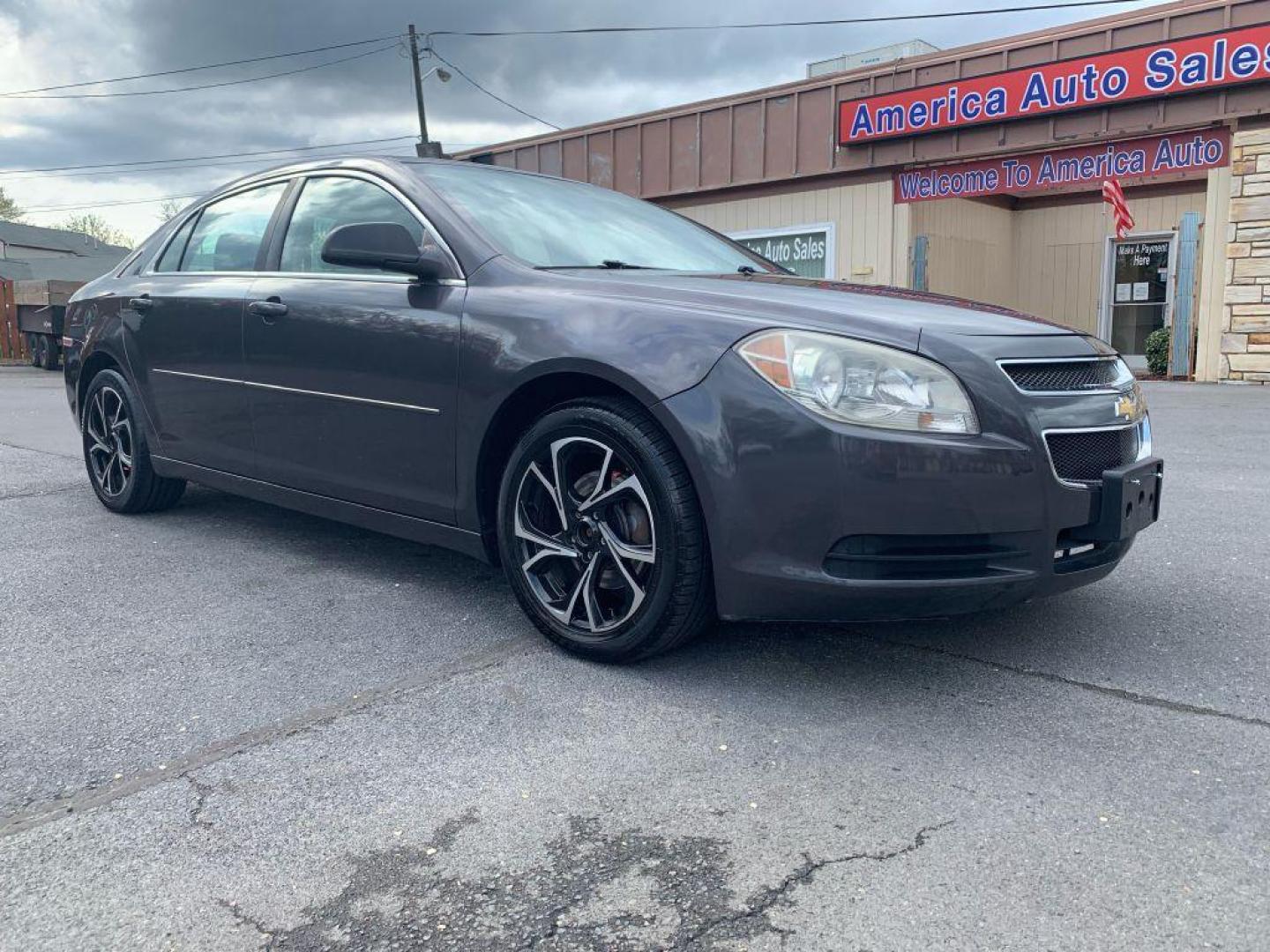 2011 GRAY CHEVROLET MALIBU LS (1G1ZB5E10BF) with an 2.4L engine, Automatic transmission, located at 2514 Williamson Rd NE, Roanoke, VA, 24012, (540) 265-7770, 37.294636, -79.936249 - Photo#0