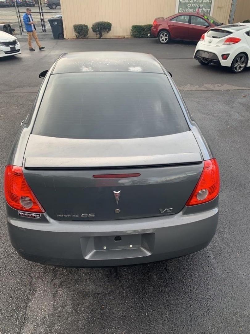 2007 GRAY PONTIAC G6 BASE (1G2ZG58N974) with an 3.5L engine, Automatic transmission, located at 2514 Williamson Rd NE, Roanoke, VA, 24012, (540) 265-7770, 37.294636, -79.936249 - Photo#4