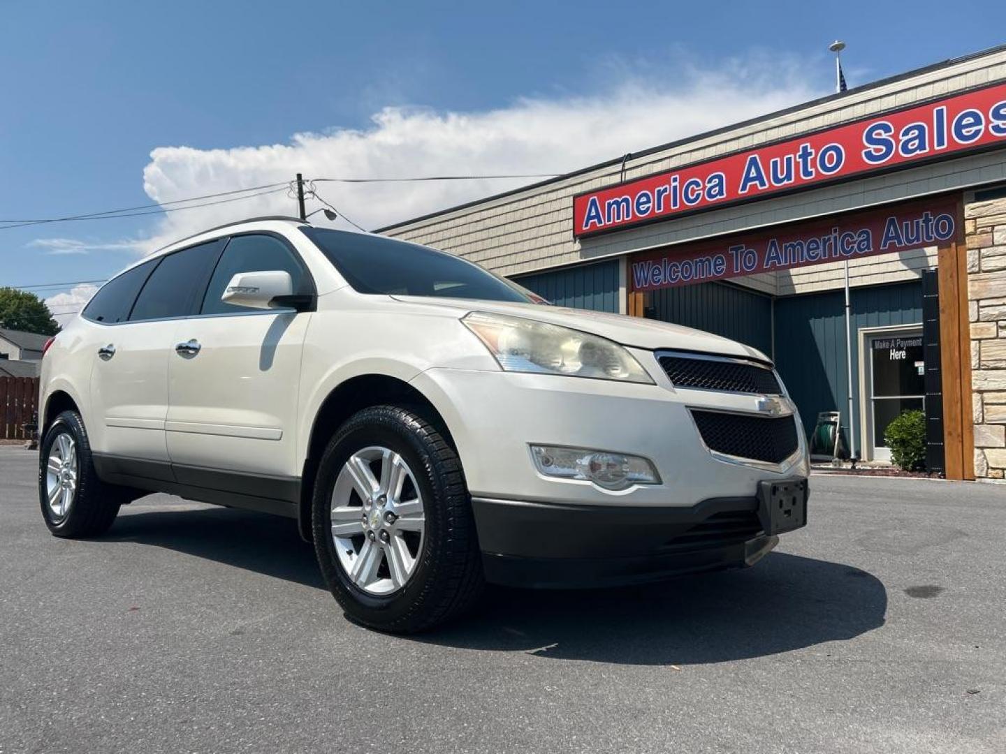 2011 WHITE CHEVROLET TRAVERSE LT (1GNKVGED0BJ) with an 3.6L engine, Automatic transmission, located at 2514 Williamson Rd NE, Roanoke, VA, 24012, (540) 265-7770, 37.294636, -79.936249 - Photo#0