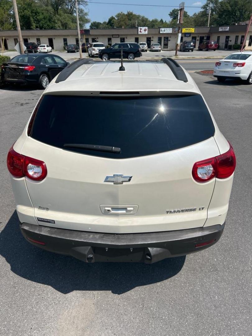 2011 WHITE CHEVROLET TRAVERSE LT (1GNKVGED0BJ) with an 3.6L engine, Automatic transmission, located at 2514 Williamson Rd NE, Roanoke, VA, 24012, (540) 265-7770, 37.294636, -79.936249 - Photo#11