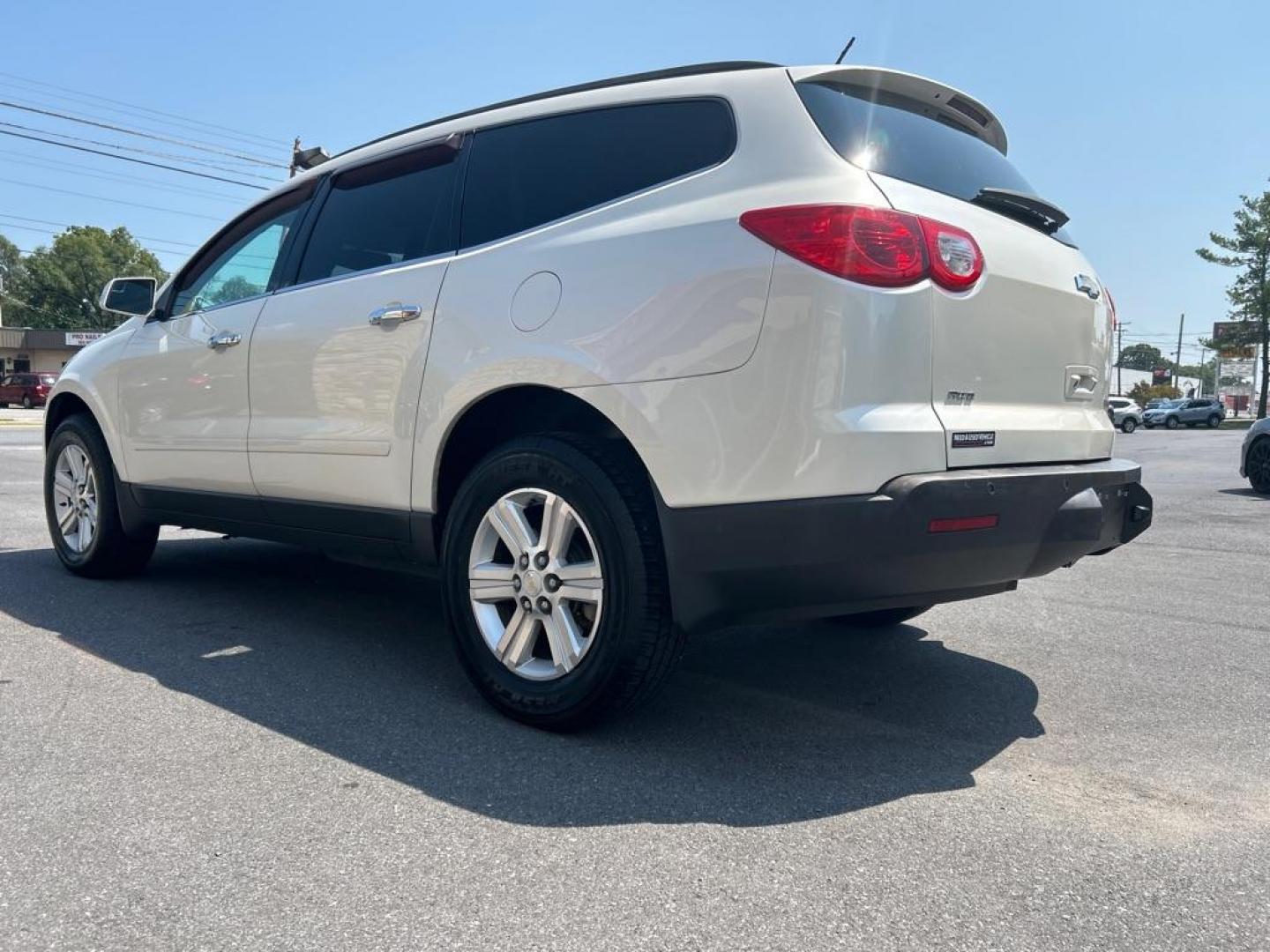 2011 WHITE CHEVROLET TRAVERSE LT (1GNKVGED0BJ) with an 3.6L engine, Automatic transmission, located at 2514 Williamson Rd NE, Roanoke, VA, 24012, (540) 265-7770, 37.294636, -79.936249 - Photo#1