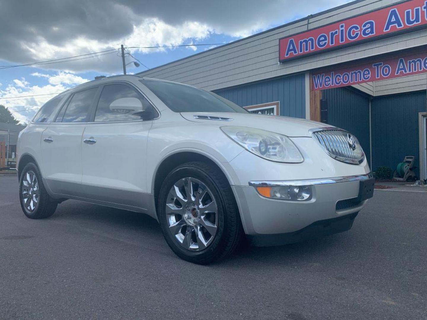 2012 WHITE BUICK ENCLAVE (5GAKVDED4CJ) with an 3.6L engine, Automatic transmission, located at 2514 Williamson Rd NE, Roanoke, VA, 24012, (540) 265-7770, 37.294636, -79.936249 - Photo#0