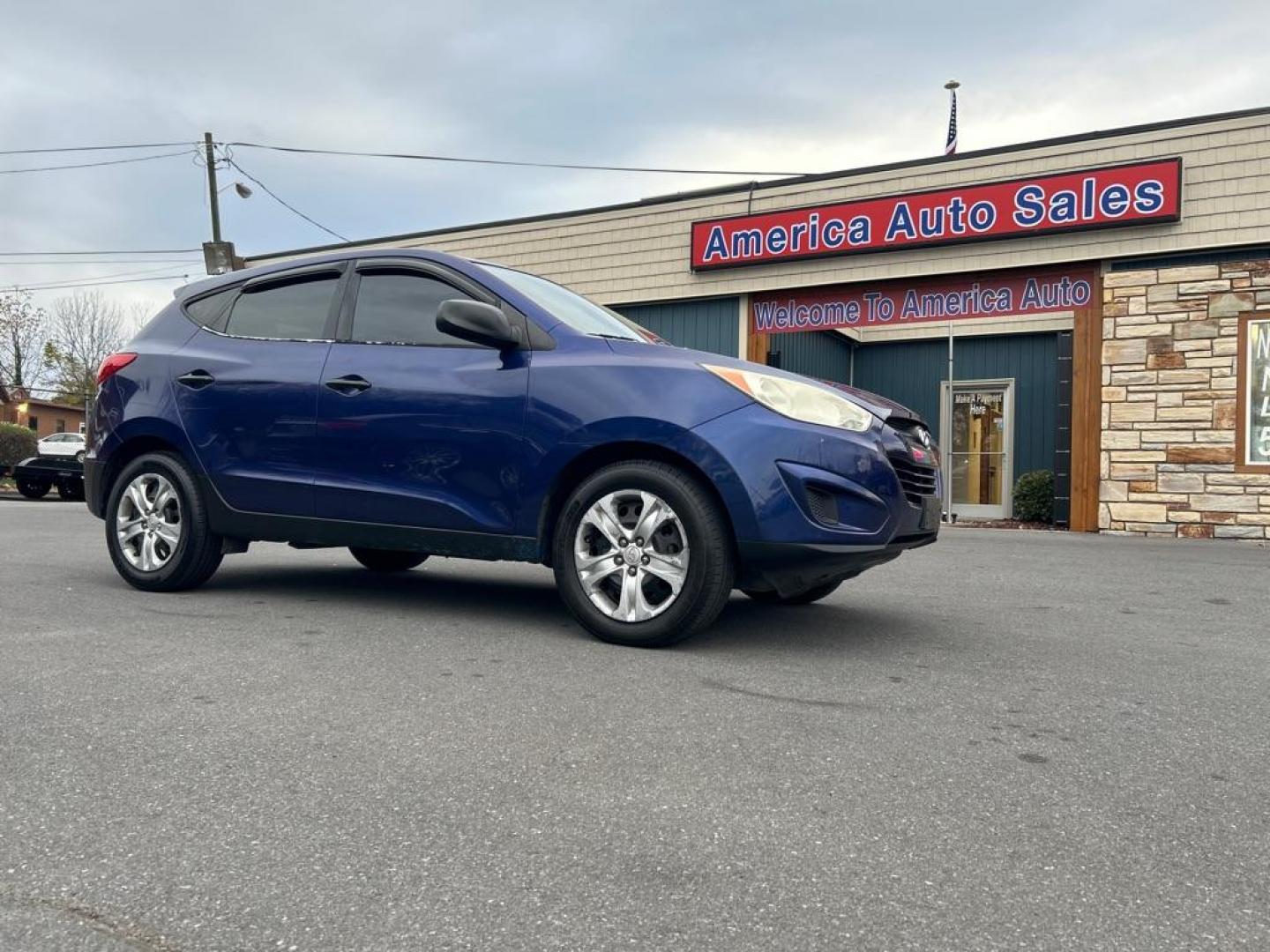 2010 BLUE HYUNDAI TUCSON GLS (KM8JT3AC6AU) with an 2.4L engine, Automatic transmission, located at 2514 Williamson Rd NE, Roanoke, VA, 24012, (540) 265-7770, 37.294636, -79.936249 - Photo#0