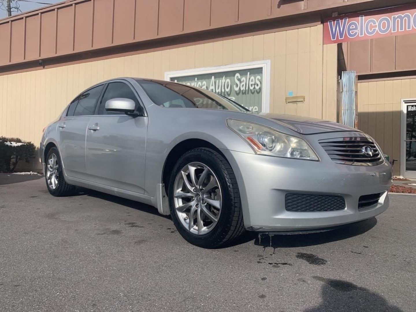 2008 SILVER INFINITI G35 (JNKBV61F48M) with an 3.5L engine, Automatic transmission, located at 2514 Williamson Rd NE, Roanoke, VA, 24012, (540) 265-7770, 37.294636, -79.936249 - Photo#1