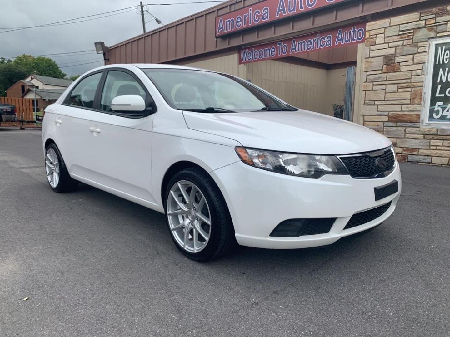 2012 WHITE KIA FORTE EX (KNAFU4A28C5) with an 2.0L engine, Automatic transmission, located at 2514 Williamson Rd NE, Roanoke, VA, 24012, (540) 265-7770, 37.294636, -79.936249 - Photo#1