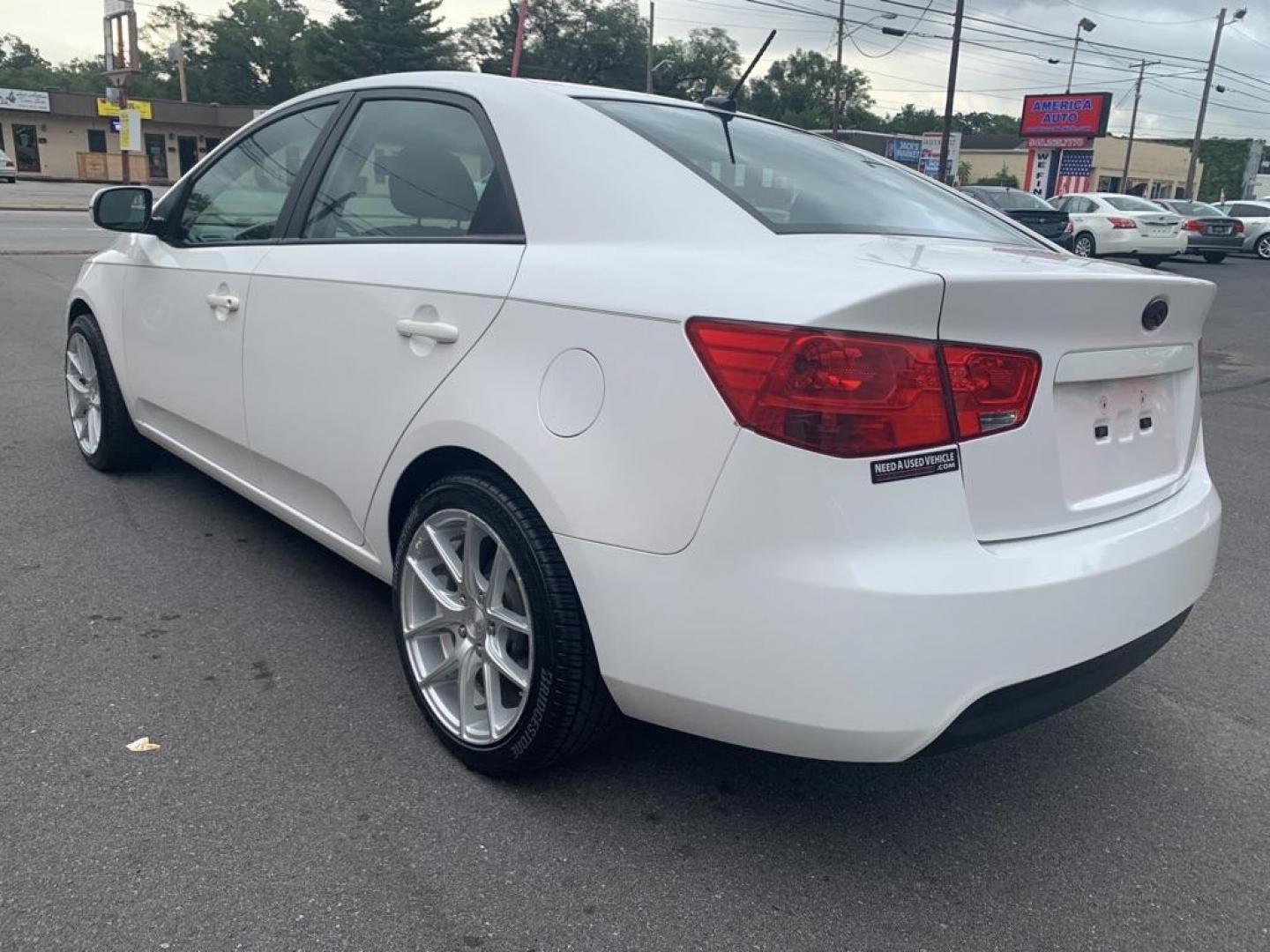 2012 WHITE KIA FORTE EX (KNAFU4A28C5) with an 2.0L engine, Automatic transmission, located at 2514 Williamson Rd NE, Roanoke, VA, 24012, (540) 265-7770, 37.294636, -79.936249 - Photo#3