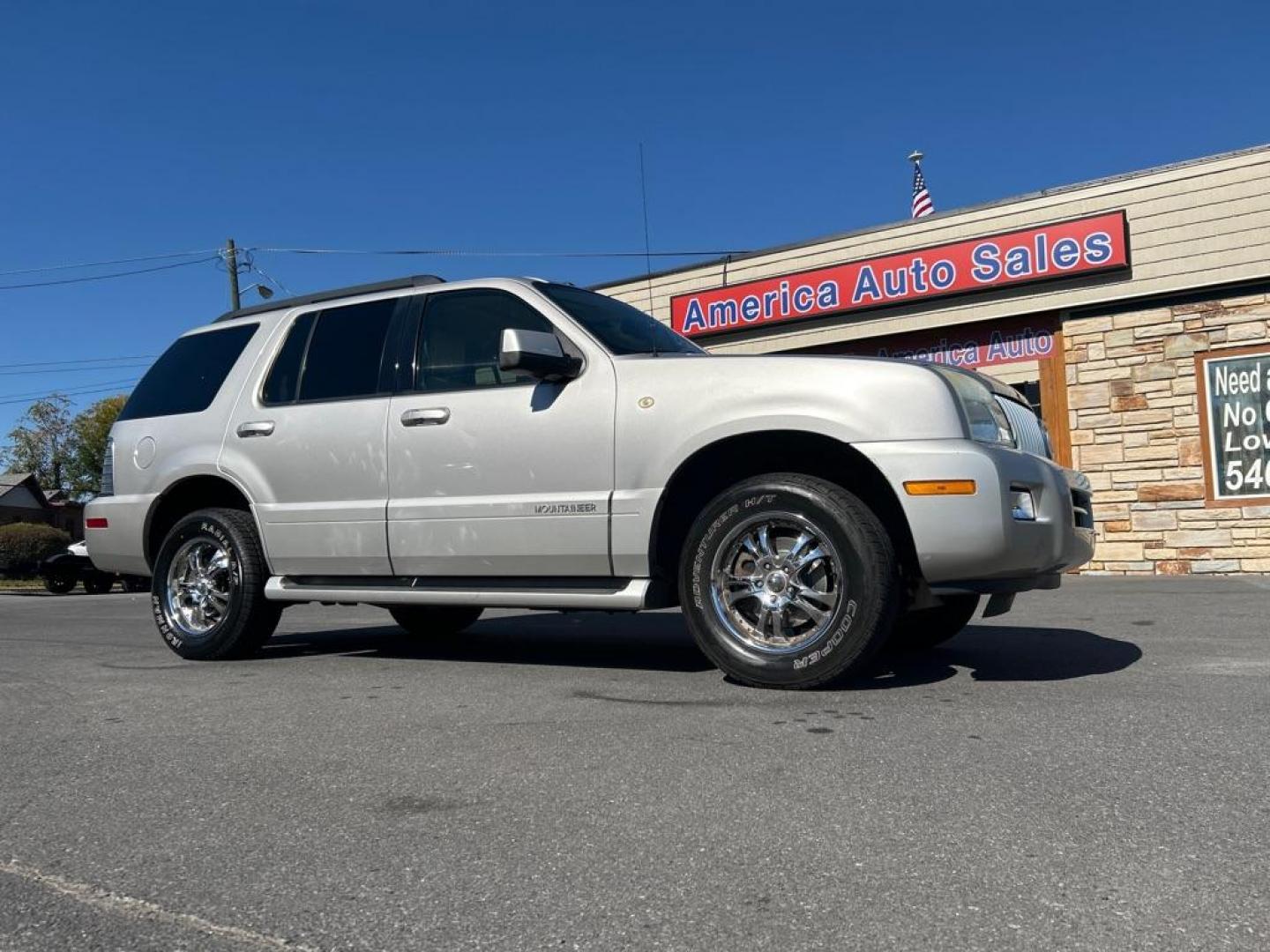 2008 SILVER MERCURY MOUNTAINEER LUXURY (4M2EU47E08U) with an 4.0L engine, Automatic transmission, located at 2514 Williamson Rd NE, Roanoke, VA, 24012, (540) 265-7770, 37.294636, -79.936249 - NO CREDIT CHECK FINANCING WITH ONLY $1800 DOWN PAYMENT!!!! Check out our website www.needausedvehicle.com for our No Credit Check/ In House Financing options!! No Credit Check Available!!! In House Financing Available!!! All Clean Title Vehicles (no Salvaged or flooded vehicles ever on our lot)! - Photo#0