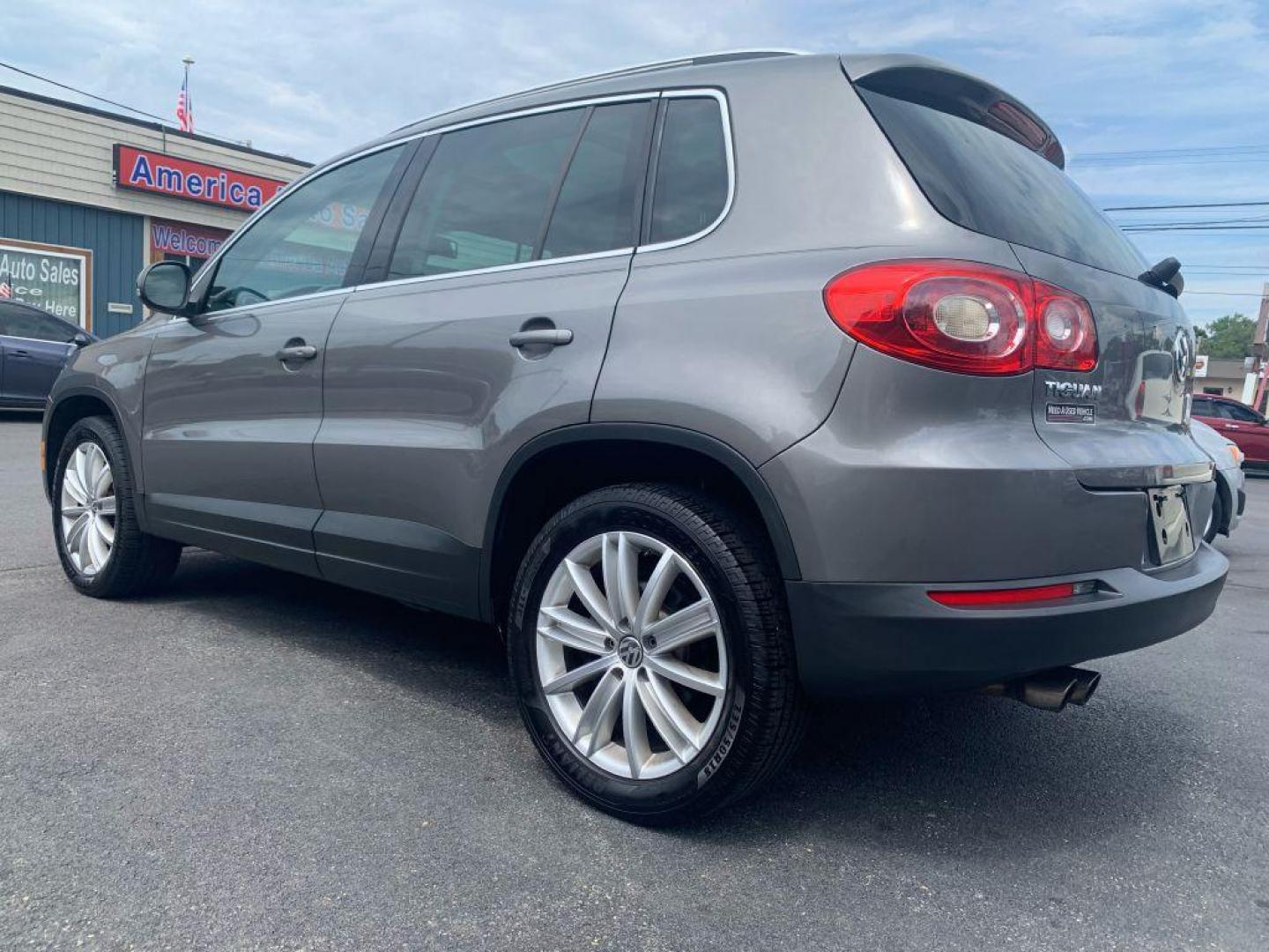 2011 GRAY VOLKSWAGEN TIGUAN S (WVGBV7AX6BW) with an 2.0L engine, Automatic transmission, located at 2514 Williamson Rd NE, Roanoke, VA, 24012, (540) 265-7770, 37.294636, -79.936249 - NO CREDIT CHECK FINANCING WITH ONLY $2400 DOWN PAYMENT!!!! Check out our website www.needausedvehicle.com for our No Credit Check/ In House Financing options!! No Credit Check Available!!! In House Financing Available!!! All Clean Title Vehicles (no Salvaged or flooded vehicles ever on our lot)! - Photo#1