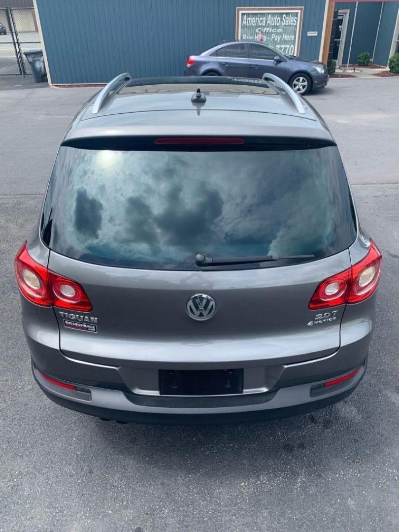 2011 GRAY VOLKSWAGEN TIGUAN S (WVGBV7AX6BW) with an 2.0L engine, Automatic transmission, located at 2514 Williamson Rd NE, Roanoke, VA, 24012, (540) 265-7770, 37.294636, -79.936249 - Photo#13